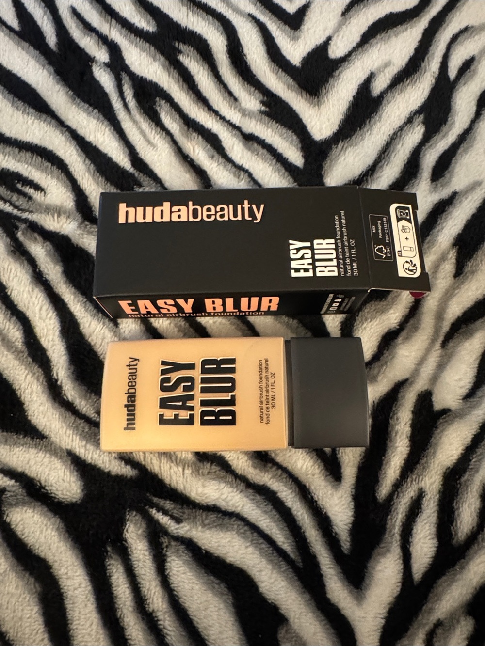 HUDA BEAUTY EASY BLUR FOUNDATION - Cheesecake250 - Picture 4 of 5